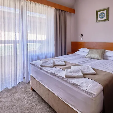 Hotel Lugas 4*